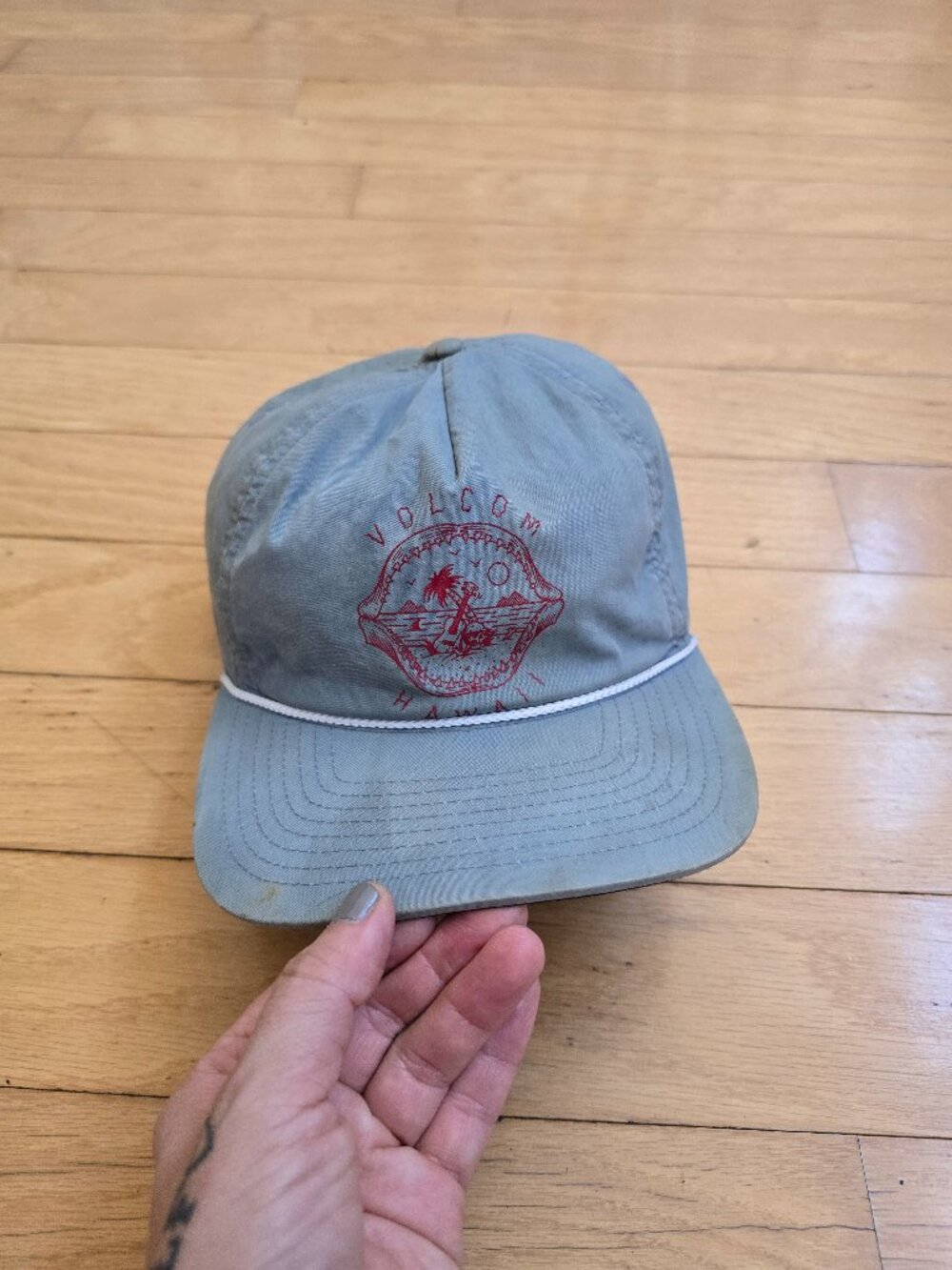Volcom | Hawaii Graphic Gray Red Surf Skate Grunge Rope Hat Snapback
